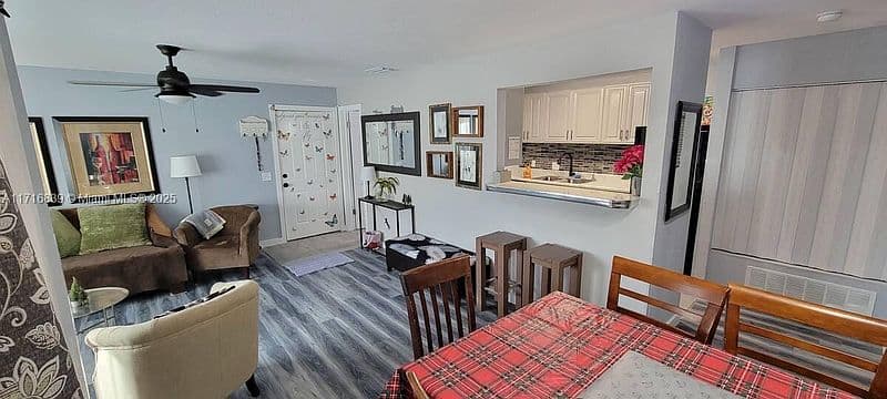 13285 Arbor Pointe Cir, Tampa, FL 33617 photo 2