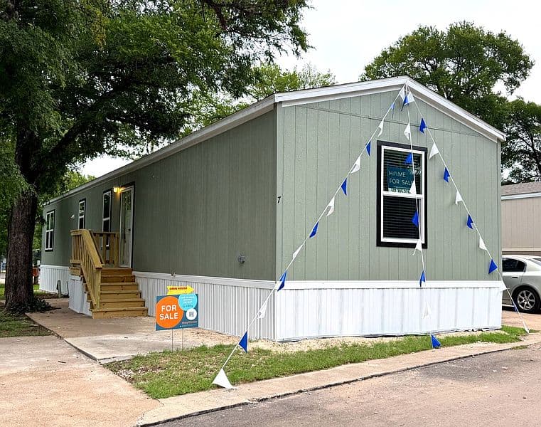 7 Yucca Dr, Austin, TX 78744 photo 2