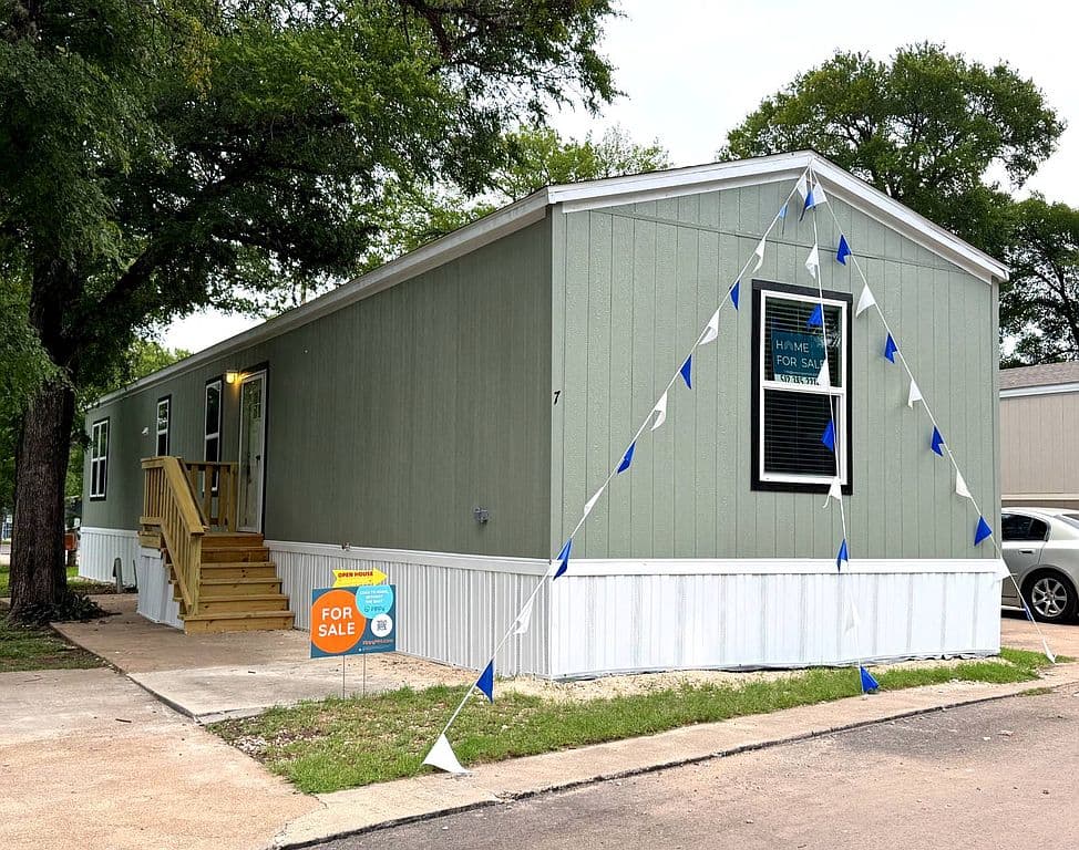 7 Yucca Dr, Austin, TX 78744 photo 3